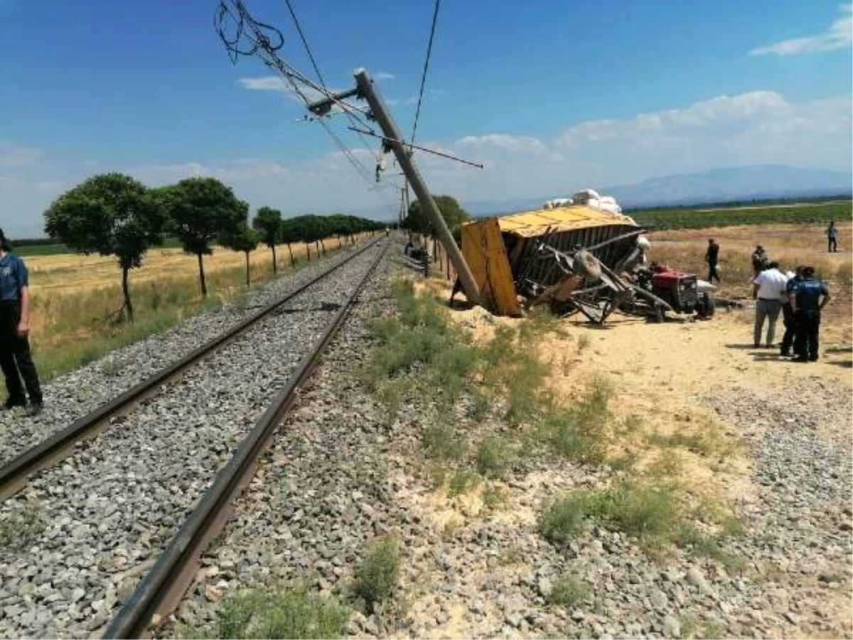 Treninin çarptığı traktörün römorku arkasındaki traktörün üzerine devrildi: 1 ölü, 2 yaralı