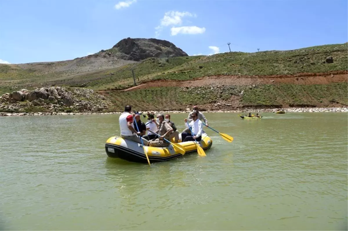 Vali Akbıyık sporcularla birlikte rafting ve kano yaptı