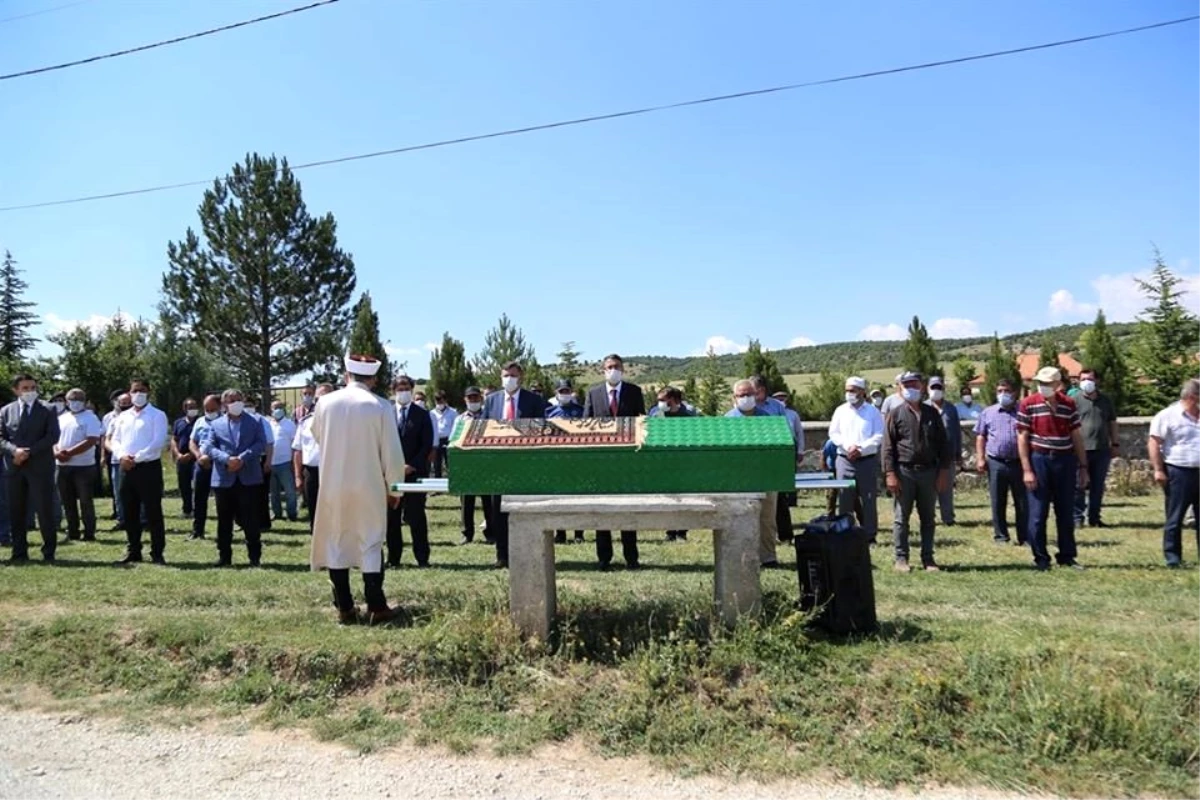 Vali Çelik, şehit babası Yaşar Yıldız\'ın cenaze törenine katıldı