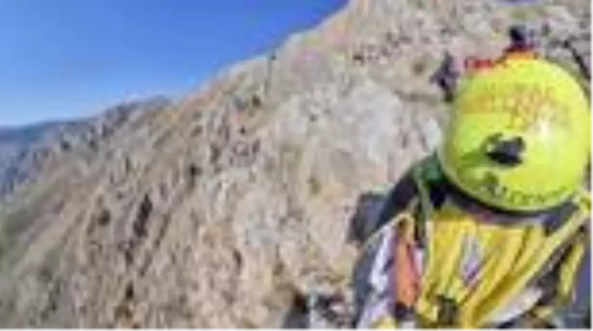 \'Yarasa Adam\' Cengiz Koçak\'tan Kemaliye\'de çılgın atlayış