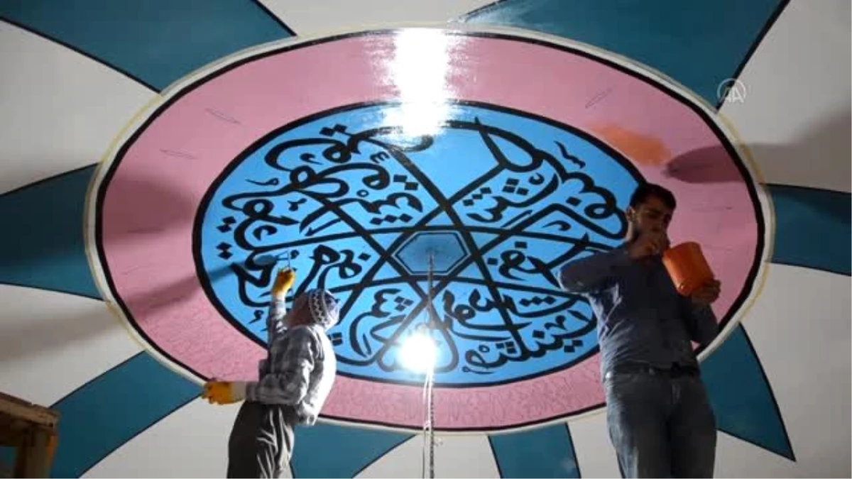 75 yaşındaki nakkaş, 6 asırlık tarihi caminin duvar süslemelerini işliyor