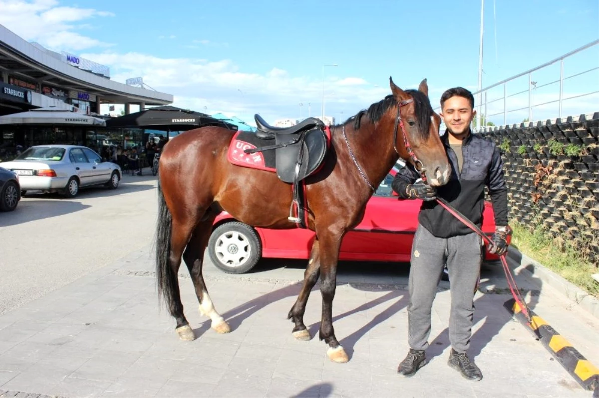 Akaryakıt istasyonuna gidip atına yakıt almak isteyince binlerce kez izlendi