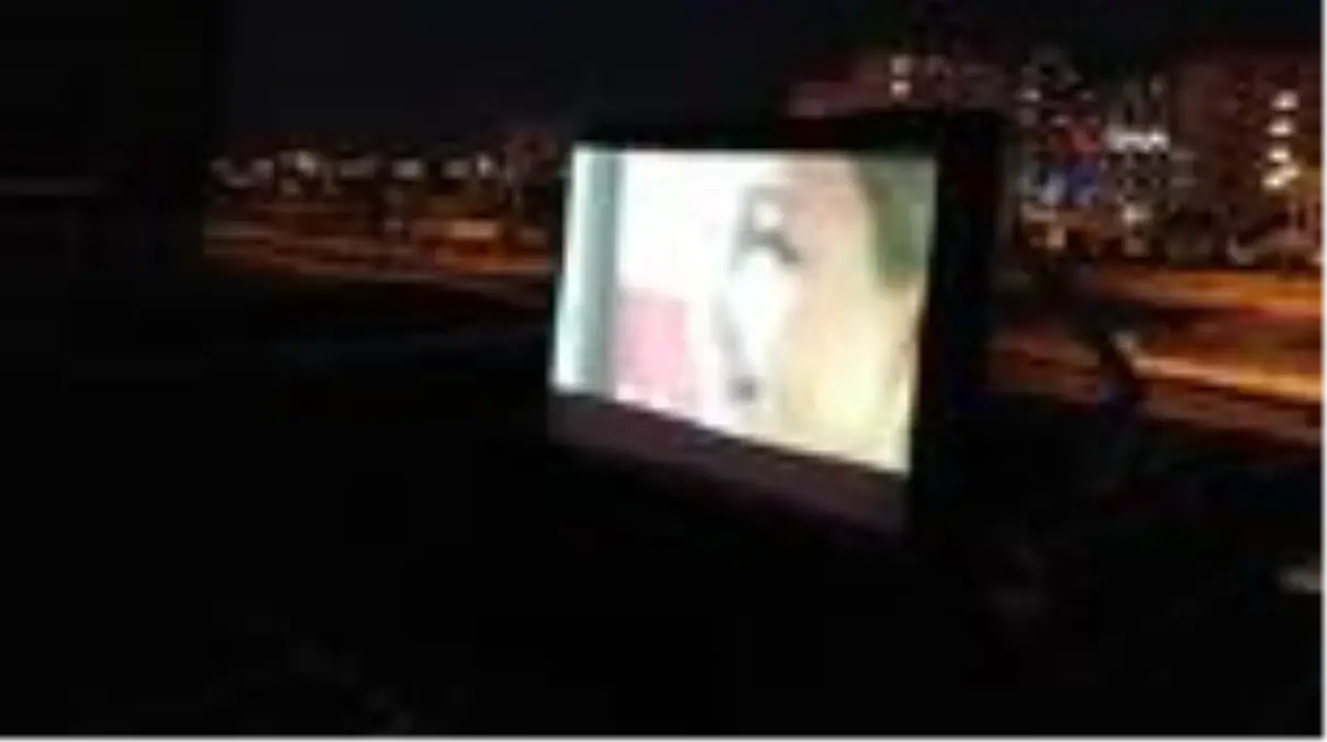 Ay ışığı altında arabada sinema keyfi