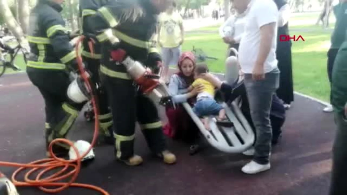 Çocuk parkında ayağı sıkışan çocuğu itfaiye kurtardı