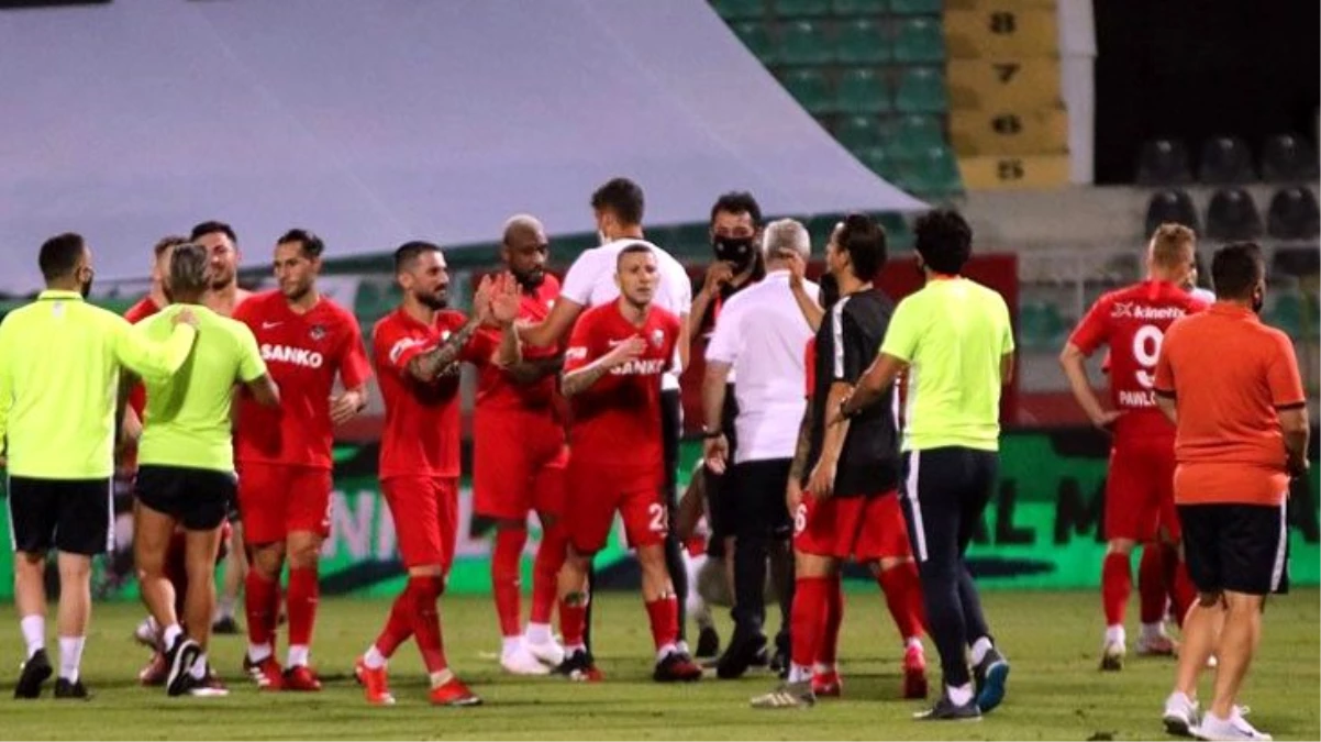 Denizlispor Başkanı Ali Çetin, maç sonunda sahaya su şişesi fırlattı