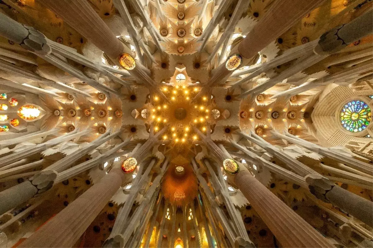 İspanya\'da ünlü Sagrada Familia Bazilikası, salgında görev alanlar için yeniden açıldı