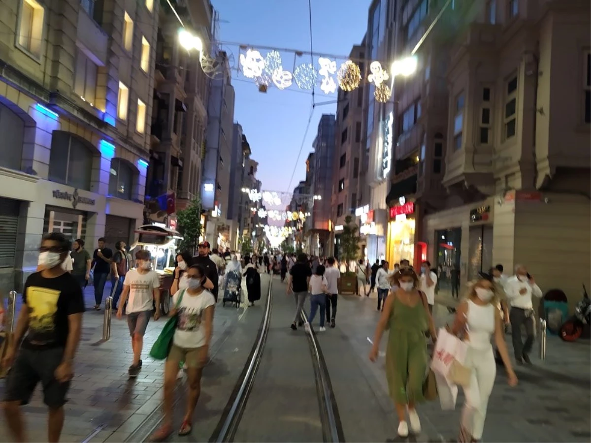 İstiklal Caddesi ve Taksim Meydanı\'nda korona virüs tedbirleri unutuldu