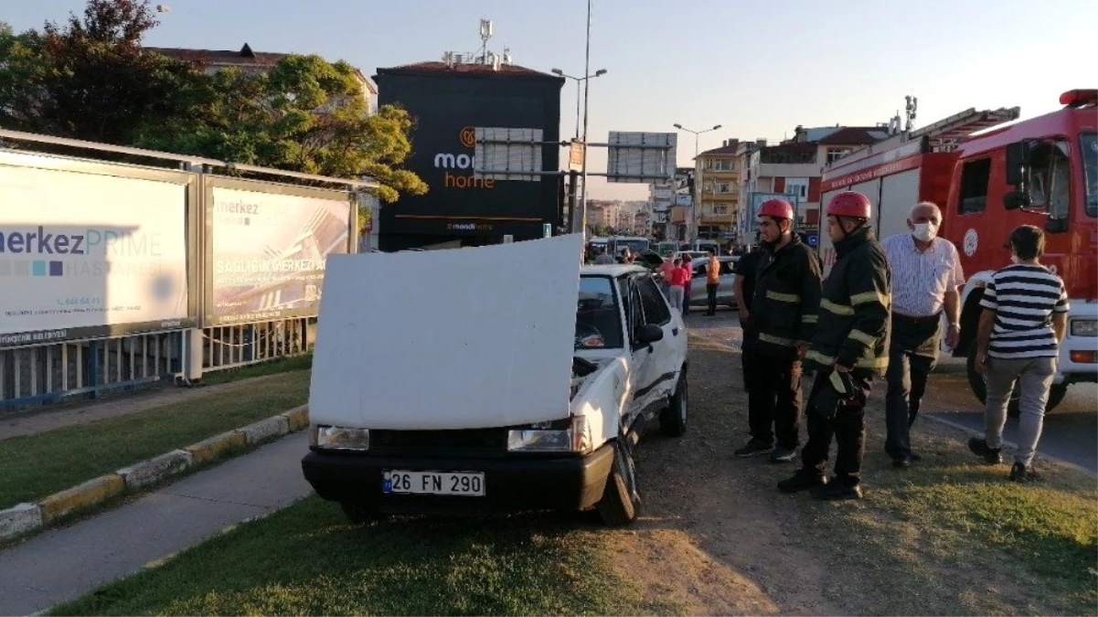 Kocaeli\'de 2 otomobil çarpıştı: 1 yaralı