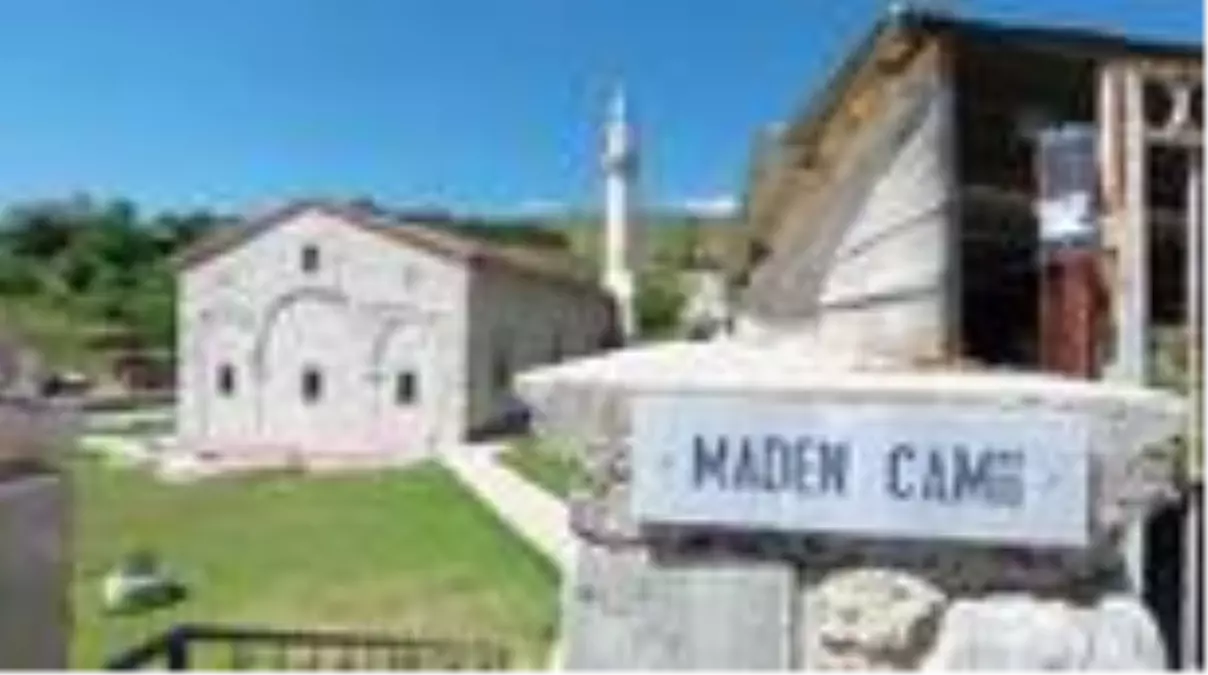 Kubbesinde "Hazreti İsa ve Havari" figürleri bulunan camide namaz kılma sevinci