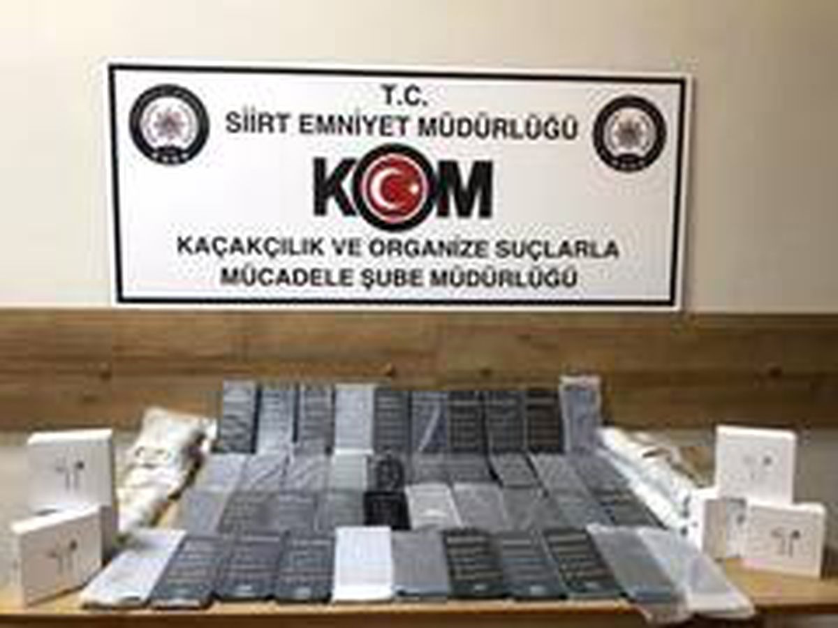 Siirt\'te kaçak telefon, bluetooth kulaklık ve şarj aleti ele geçirildi