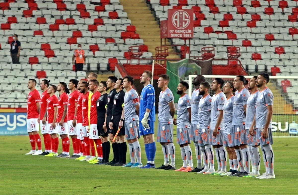 Süper Lig: Antalyaspor: 0 Medipol Başakşehir: 0 (İlk yarı)