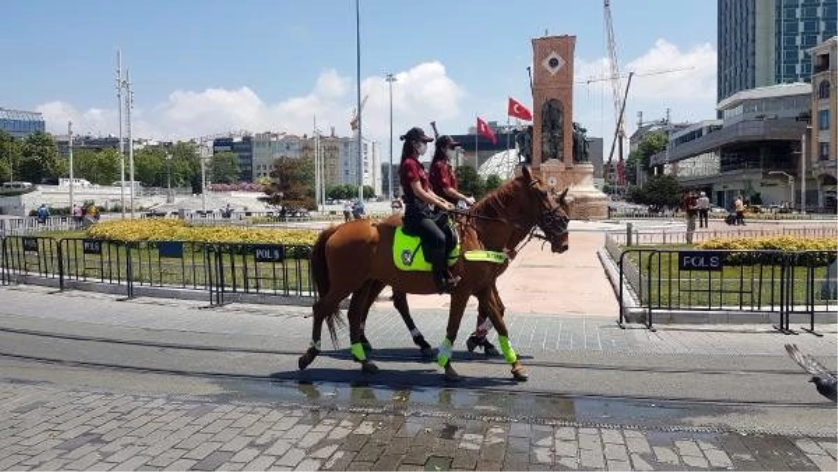 Atlı polislerden Taksim\'de denetim