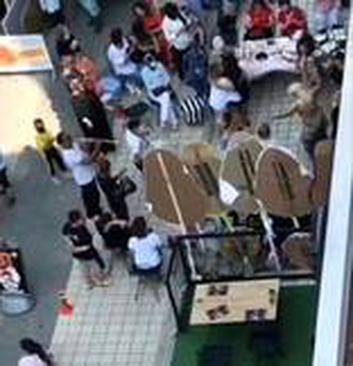Dansözlü iş yeri açılışı koronayı unutturdu