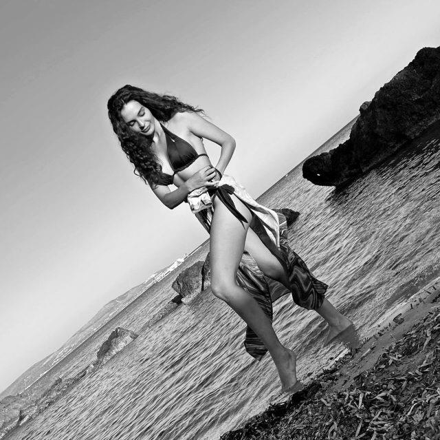 Hercai'nin yıldızı Ebru Şahin, bikinili pozlarıyla nefes kesti