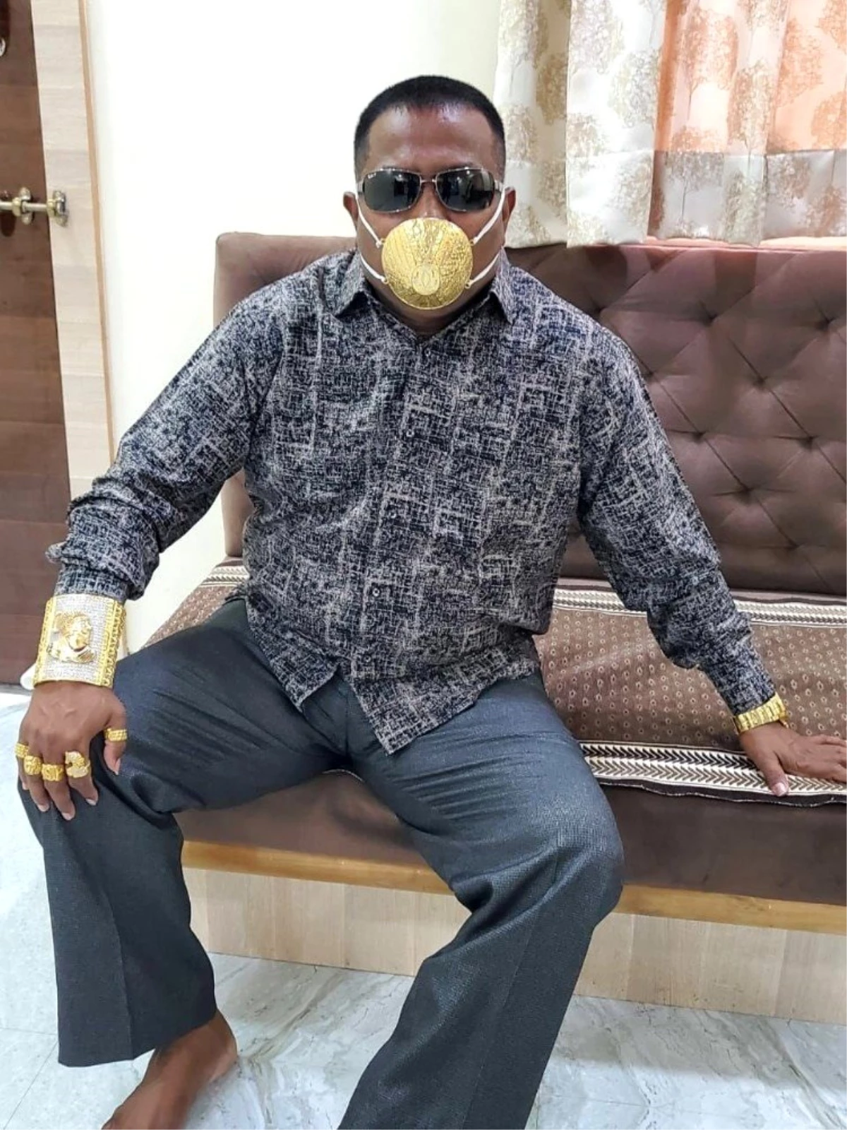 Son Dakika: Hindistanlı iş adamı korona virüse karşı altın maske takıyor