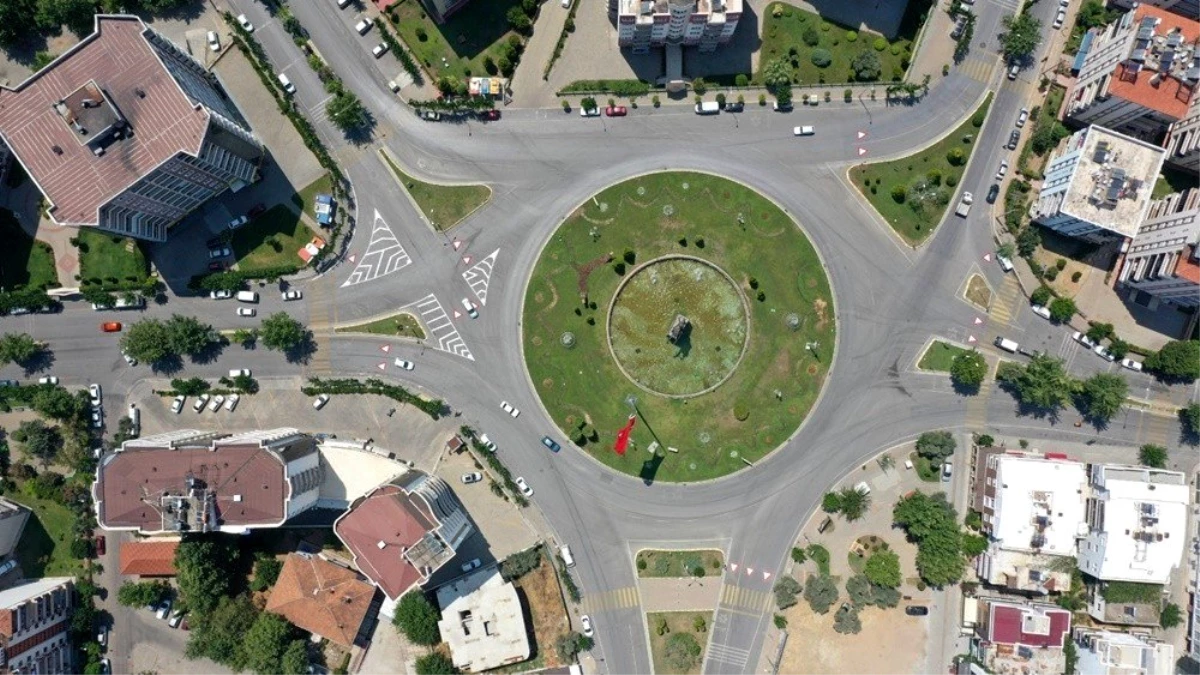 Aydın Büyükşehir Belediyesi Malazgirt Meydanı\'nda çizgi çalışması yaptı