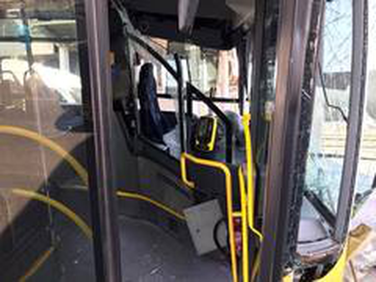 İETT otobüsü metrobüs köprüsüne çarptı: 19 yaralı