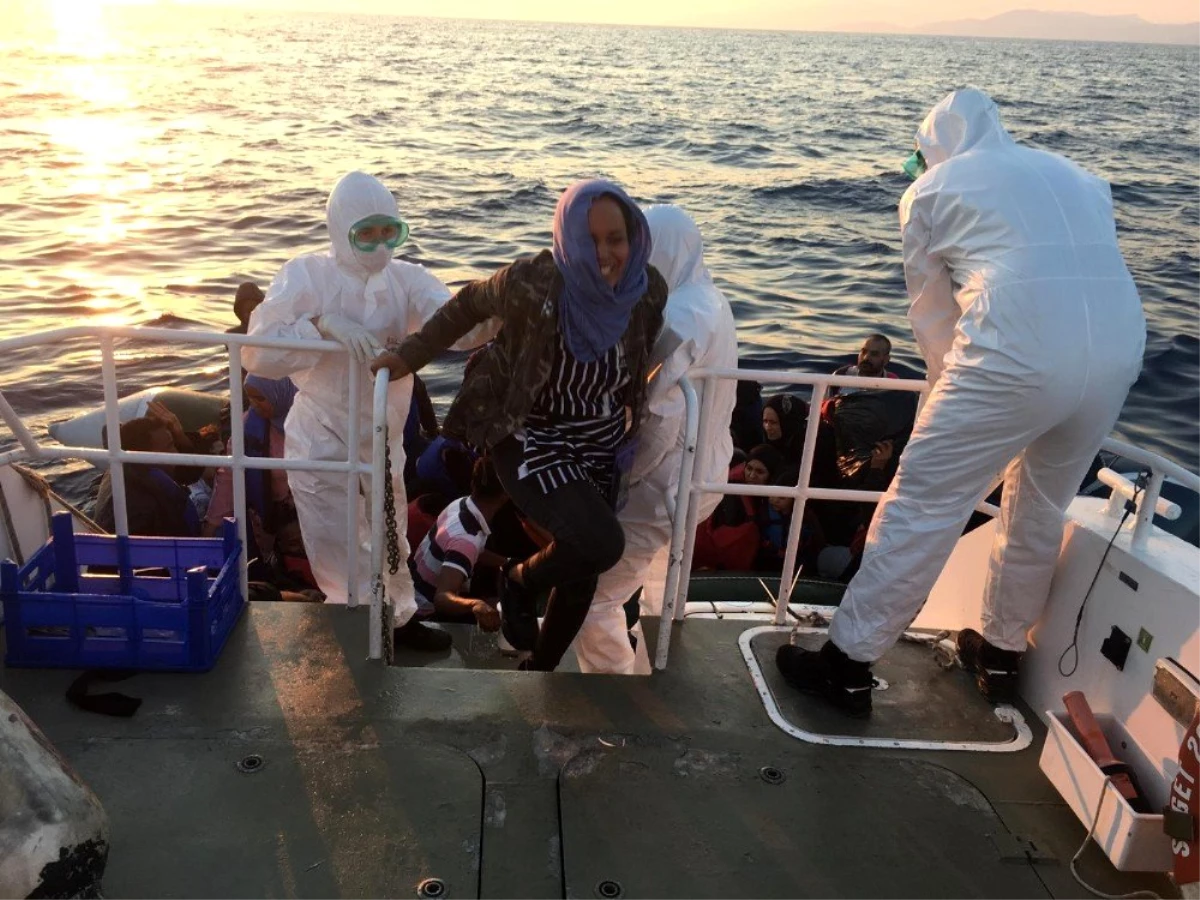 İzmir\'de 65 sığınmacı kurtarıldı