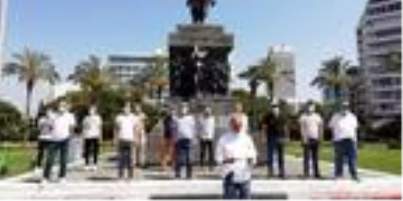 Son dakika! İzmir\'deki Yunanistan Konsolosluğu\'nun önüne siyah çelenk