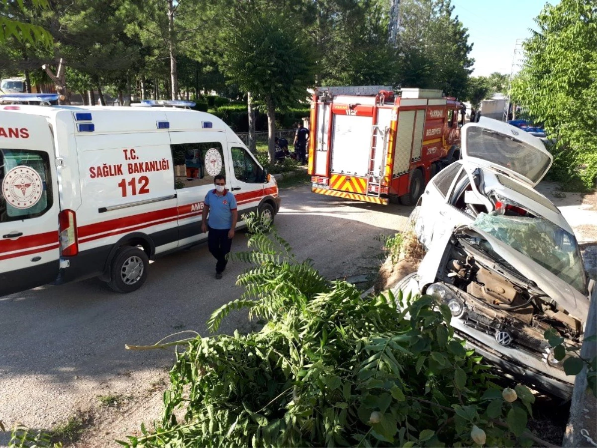 Karaman\'da kontrolden çıkan otomobil ağacı devirdi: 2 yaralı