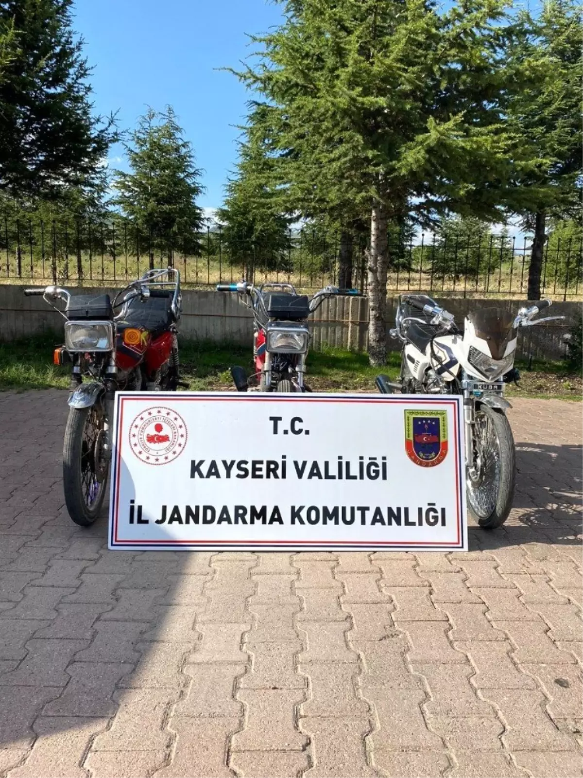 Motosiklet hırsızları kaçarken tarlada yakalandı