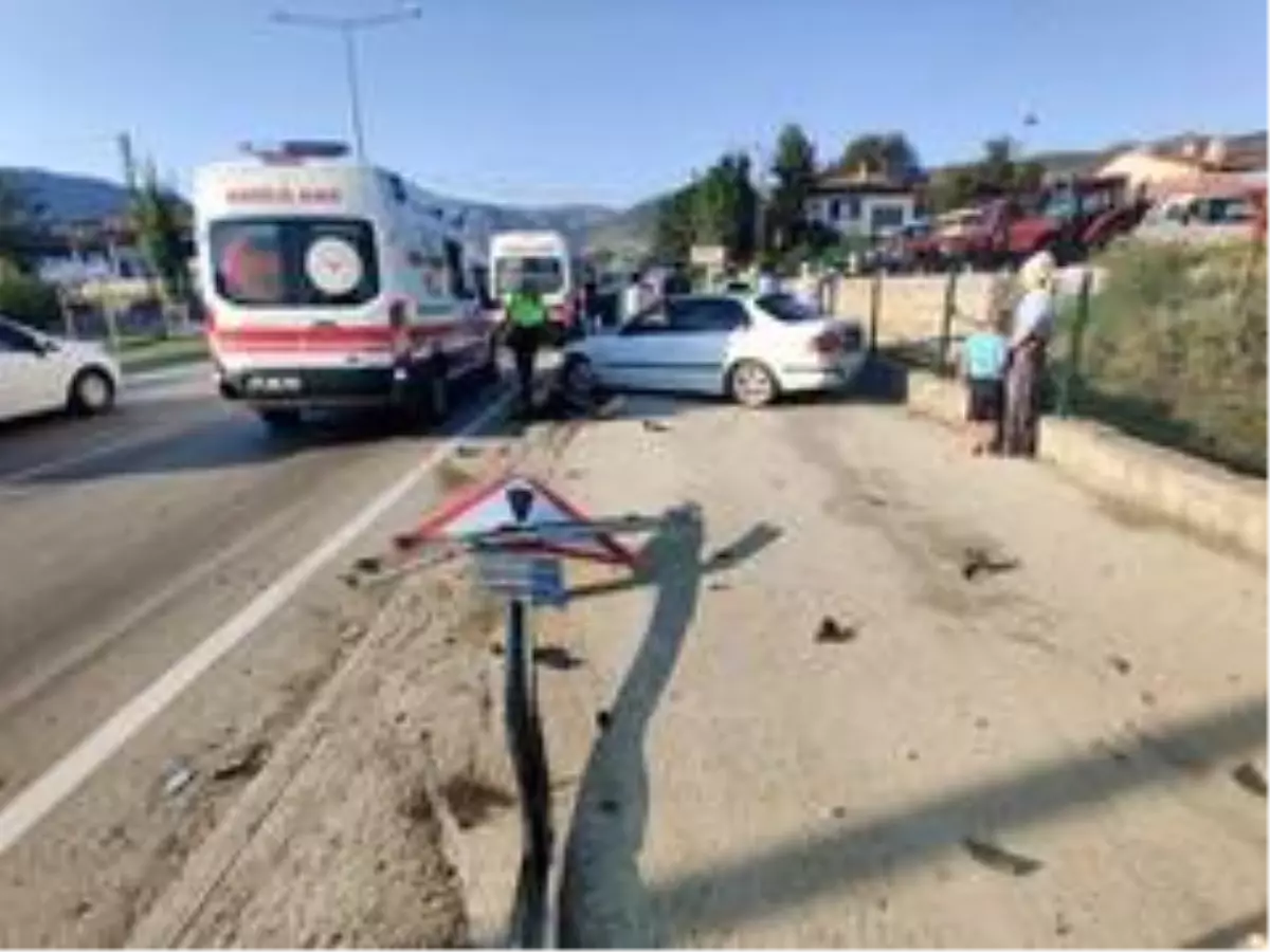 Önce trafik levhasına sonra bahçe duvarına çarparak durabildi: 4 yaralı