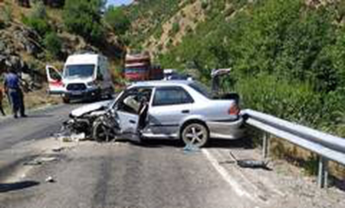 Otomobille minibüs çarpıştı: 5 yaralı