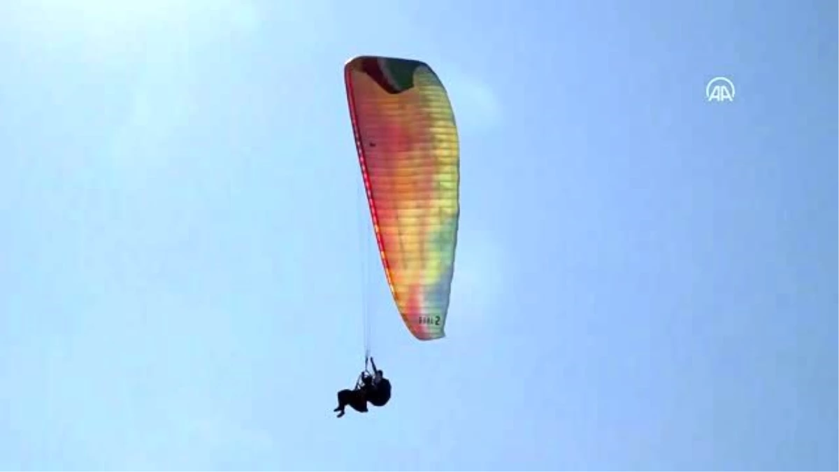 Yamaç paraşütü festivali renkli görüntülere sahne oldu