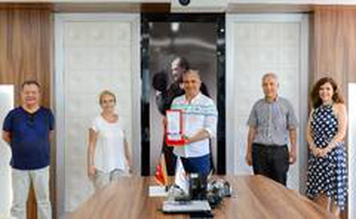 ANTÇEV\'den Başkan Uysal\'a plaket