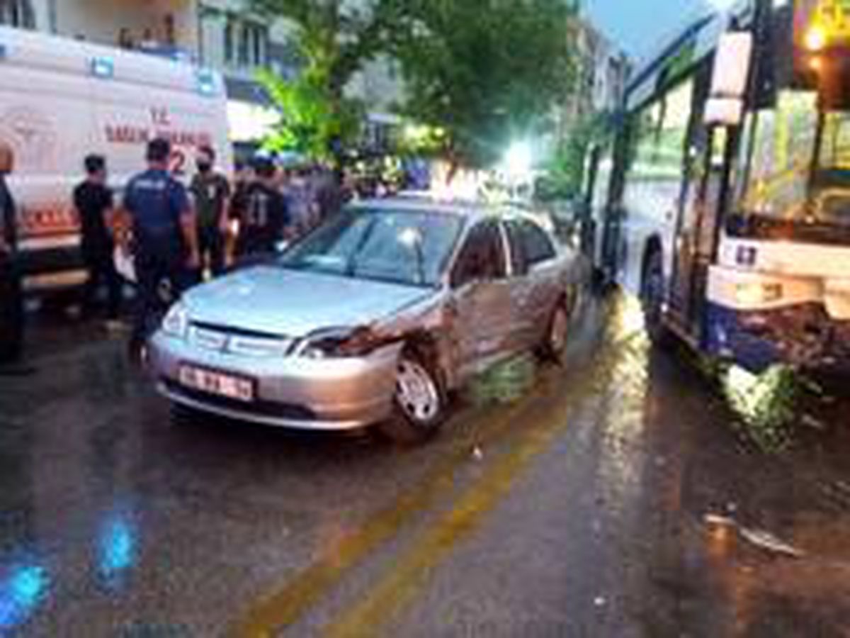 Başkent\'te EGO otobüsü otomobile çarptı: 2 yaralı