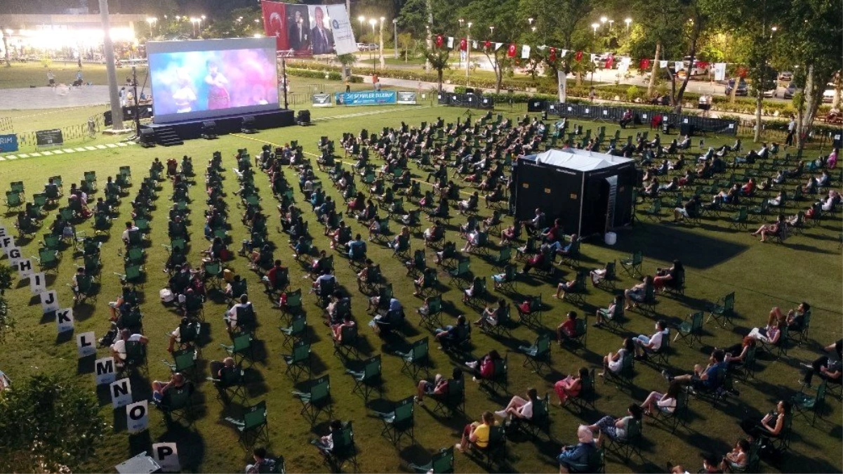 Binlerce Antalyalı sahilde sinema keyfi yaşadı, 4 ayrı evlilik teklifine sahne oldu