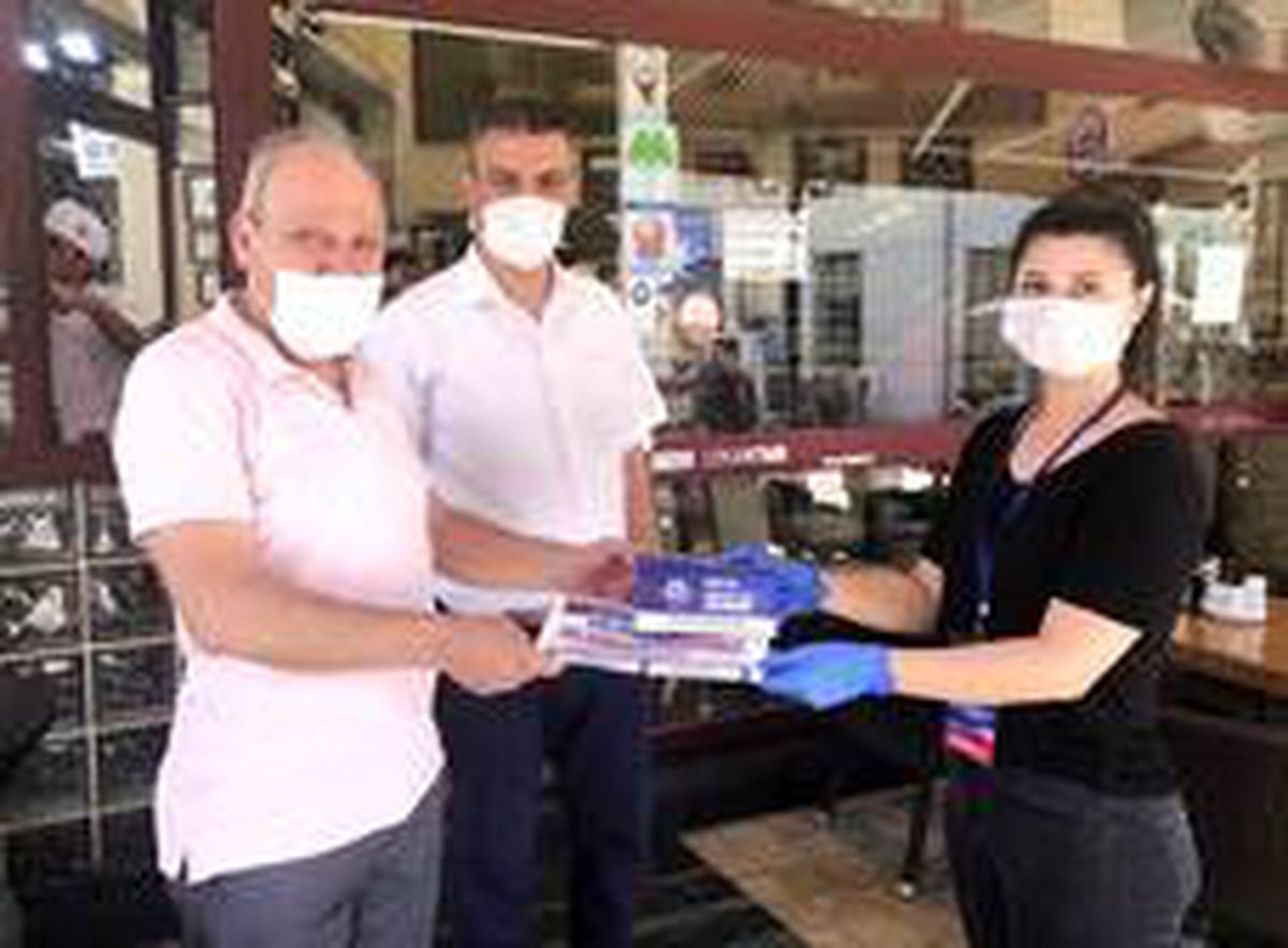 Büyükşehir maske ve dezenfektan dağıtımına devam ediyor