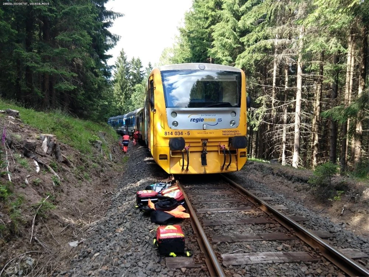 Çekya\'da iki yolcu treni kafa kafaya çarpıştı: 3 ölü, 30 yaralı