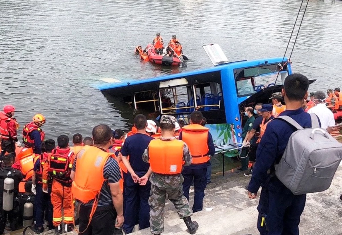 Çin\'de öğrenci otobüsü gölete düştü: 21 ölü