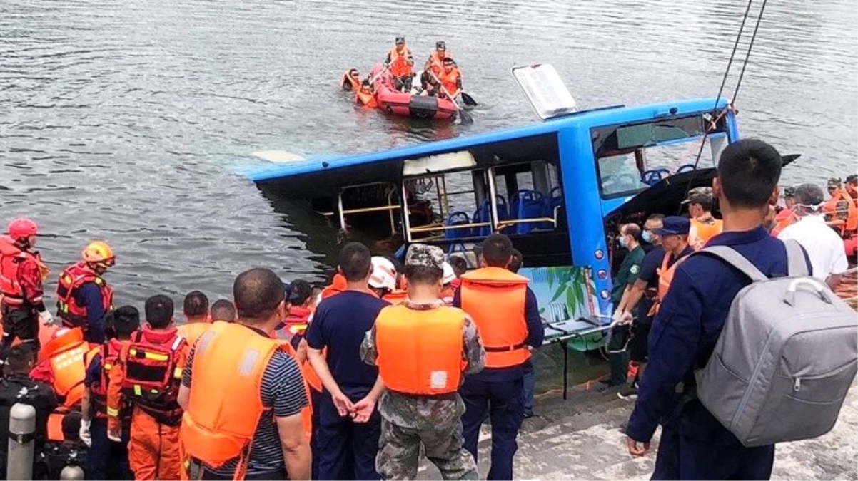 Çin\'de öğrenci taşıyan otobüs su kanalına uçtu: 21 ölü, 15 yaralı