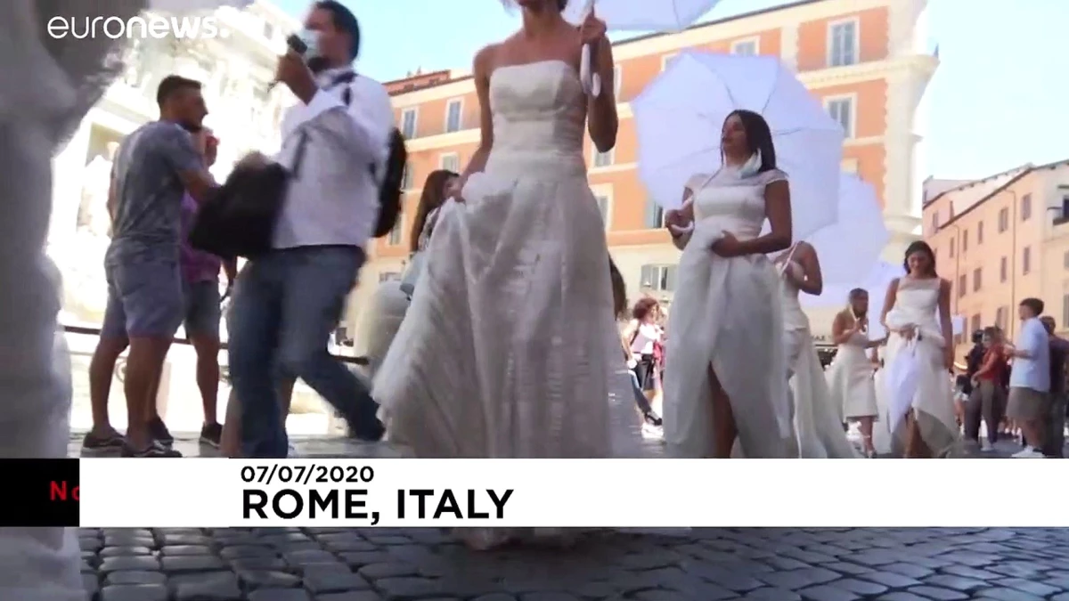 Düğünleri iptal olan gelin adaylarından Roma\'da Covid-19 protestosu