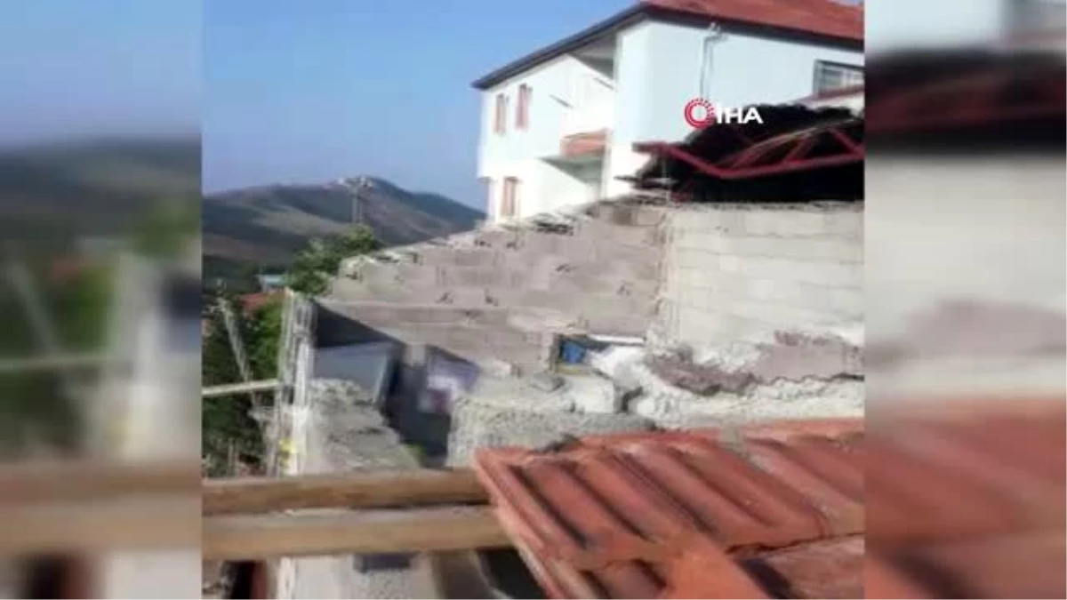 Kuvvetli rüzgar Kula\'da bir evin çatısını uçurdu, duvarlarını yıktı