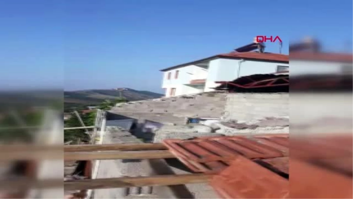 Kuvvetli rüzgar Kula\'da bir evin çatısını uçurdu, duvarlarını yıktı