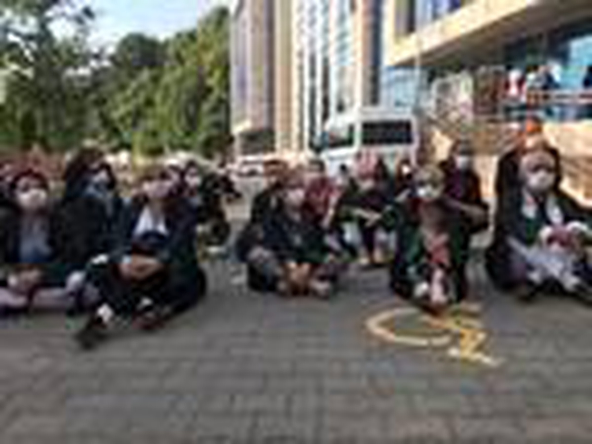 Zonguldak Adliyesi önünde avukatlardan oturma eylemi
