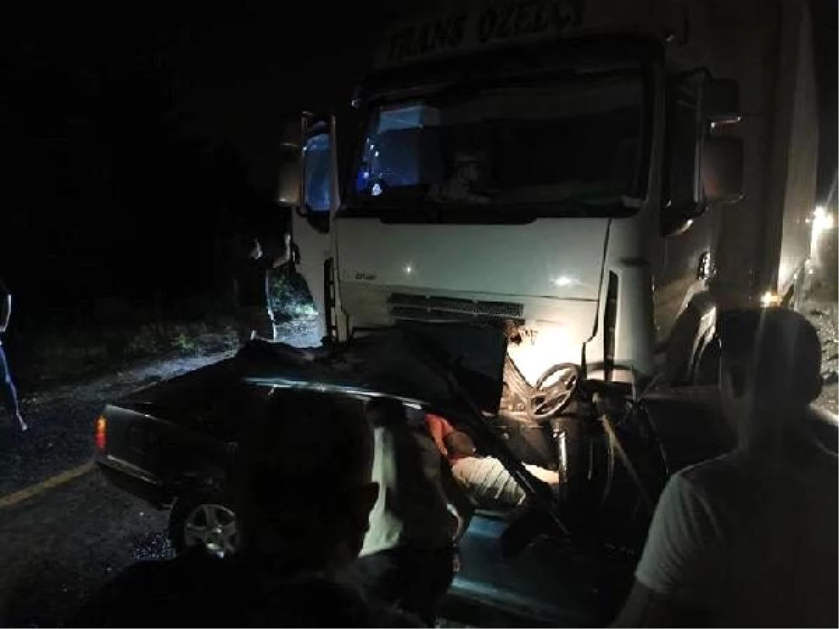 Ankara\'da TIR, otomobile çarptı: 2 ölü, 1 ağır yaralı