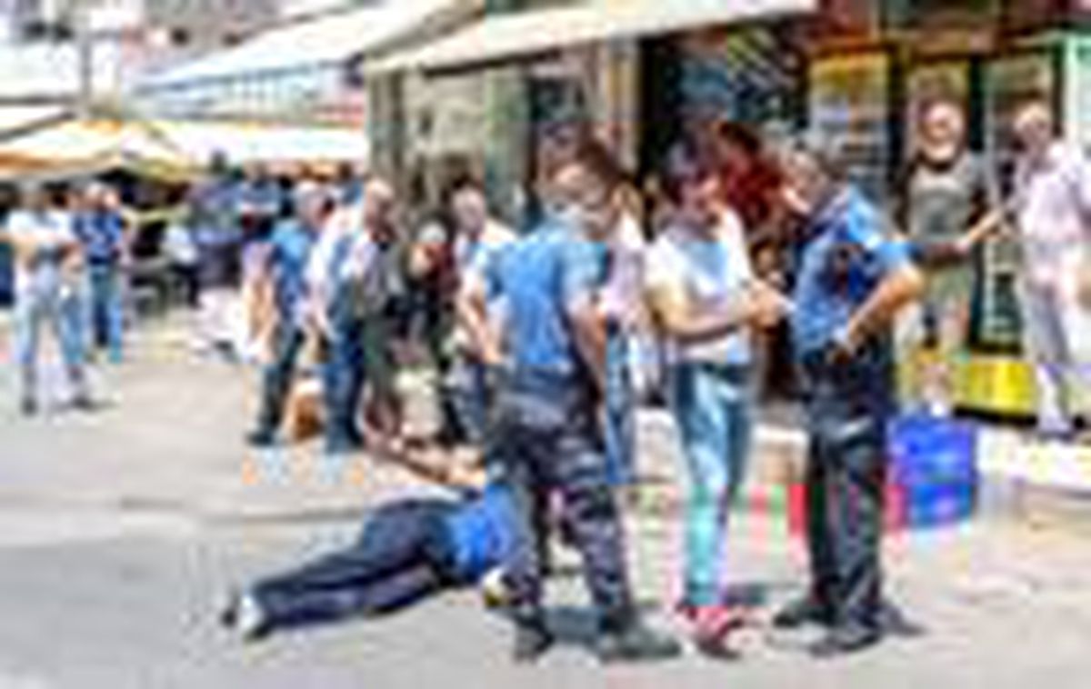Antalya\'da aranan şüpheli, 2 polisi bıçakla yaraladı