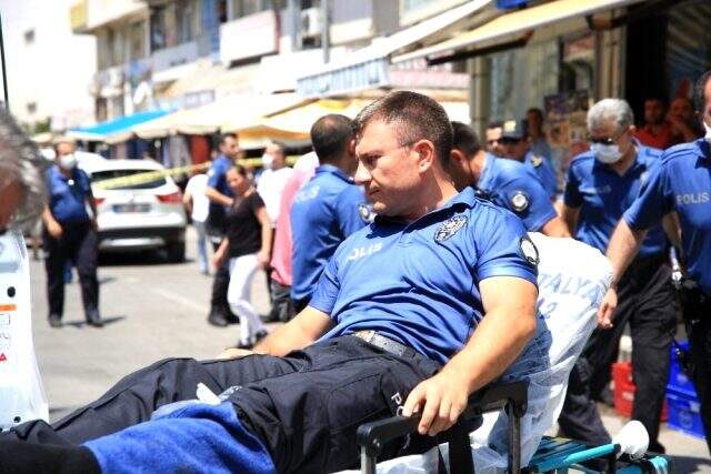 Aranan şüpheli polislere bıçakla saldırdı! 2 memur yaralandı