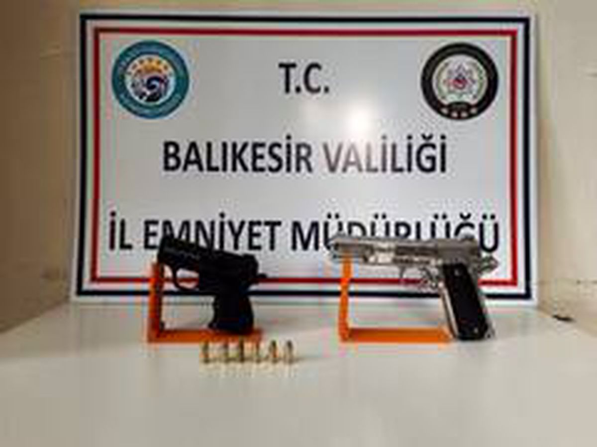 Balıkesir\'de polis 9 silah ve 108 fişek ele geçirdi