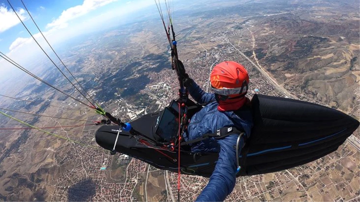 Milli paraşütçü, iki şehir arasında paraşütle yolculuk yaparak rekor kırdı