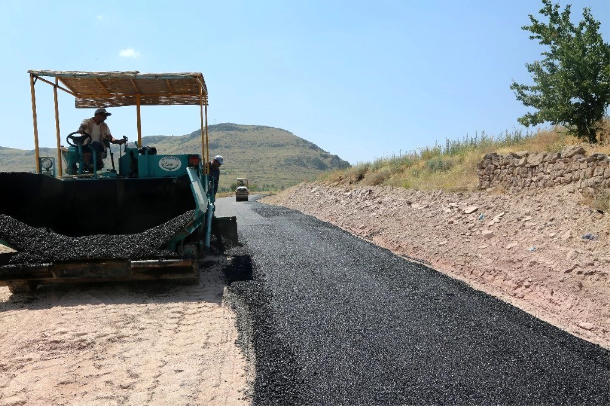 Develi\'de mahallelerde sıcak asfalt çalışması devam ediyor