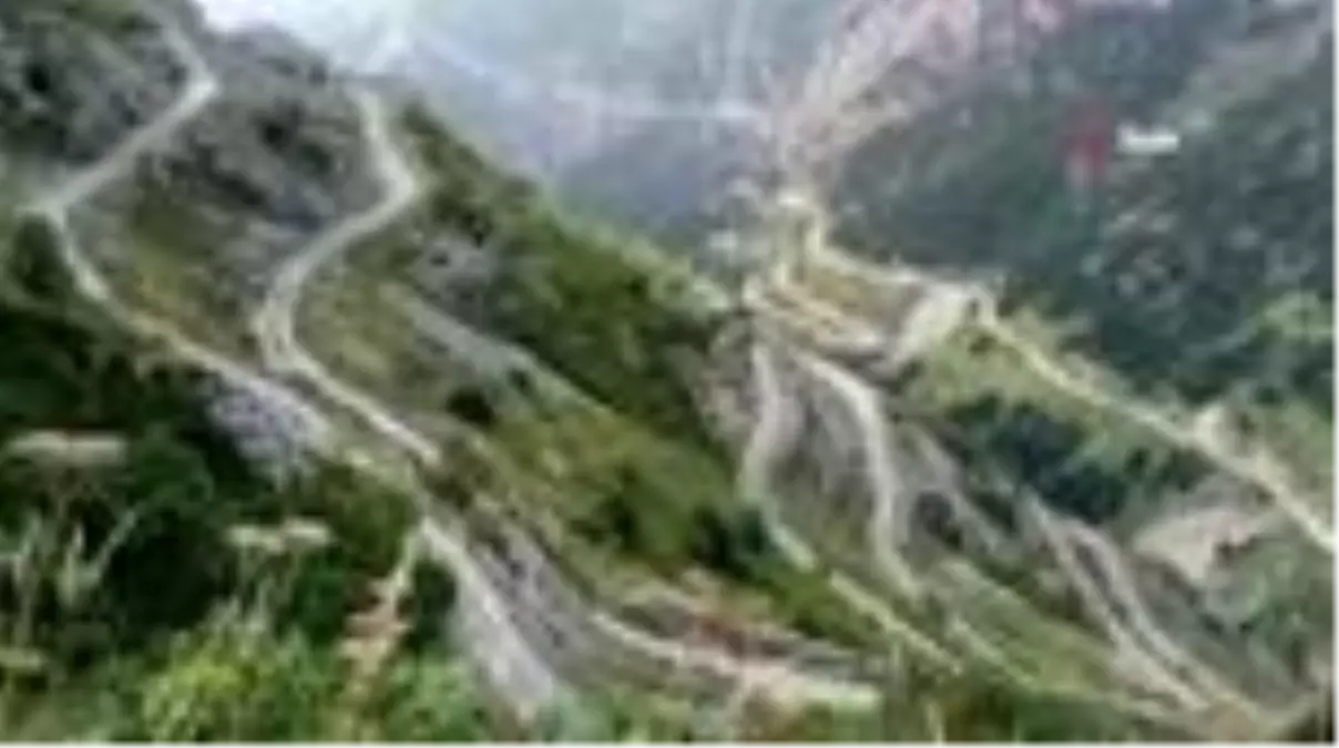 Dünyanın en tehlikeli yolları arasında gösterilen Derebaşı Virajları\'nın yolu ulaşıma açılmayı...
