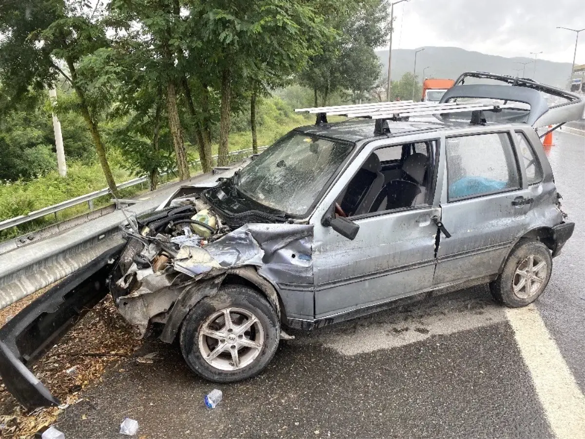 Düzce TEM otoyolunda otomobil bariyerlere girdi: 1 yaralı