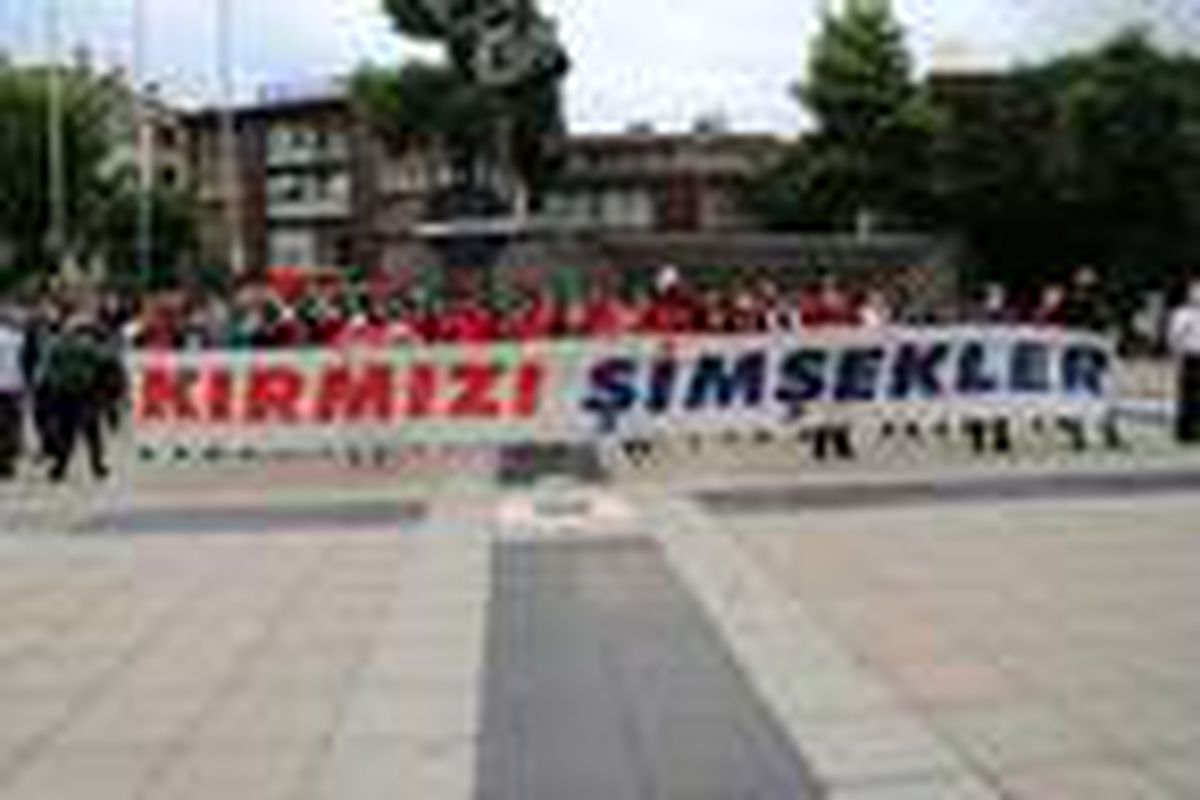 Düzcespor taraftarı, TFF\'nin kararını protesto etti