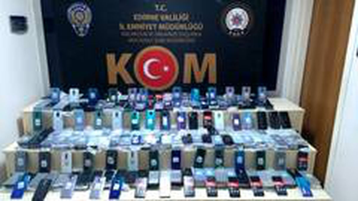 Kapıkule\'de tırdan milyonluk kaçak cep telefonu çıktı