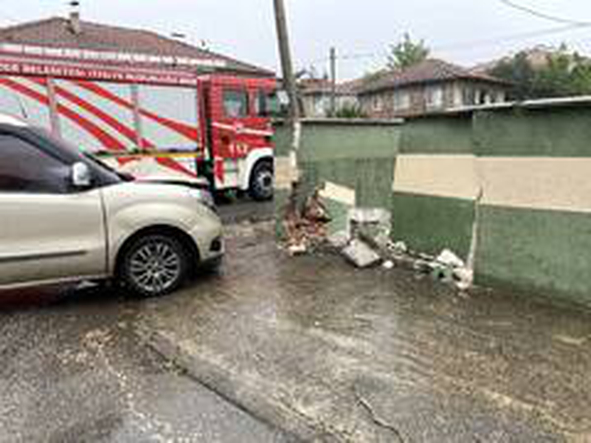 Kavşakta otomobille ticari araç çarpıştı: 3 yaralı